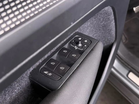 Volvo XC40 2.0 T4 R-Design Pano Leer Autopilot Camera Trekh. NAP