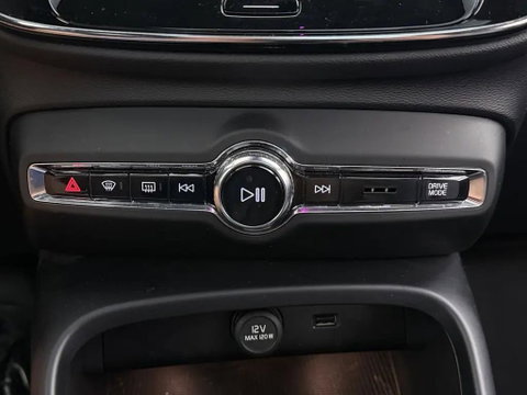 Volvo XC40 2.0 T4 R-Design Pano Leer Autopilot Camera Trekh. NAP