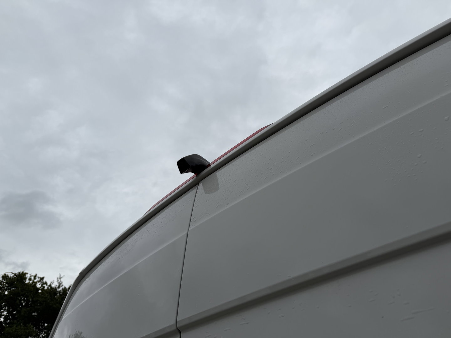 Volkswagen Crafter 35 2.0 TDI 140pk L4H3 ( voorheen L3H2 ) Comfortline / vaste prijs rijklaar € 19.950 ex btw / lease vanaf € 336 / euro 6 / bpm vrij / airco / 270 graden achterdeuren / achteruit rijcamera