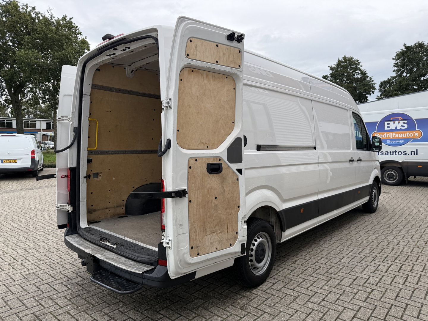 Volkswagen Crafter 35 2.0 TDI 140pk L4H3 ( voorheen L3H2 ) Comfortline / vaste prijs rijklaar € 19.950 ex btw / lease vanaf € 336 / euro 6 / bpm vrij / airco / 270 graden achterdeuren / achteruit rijcamera