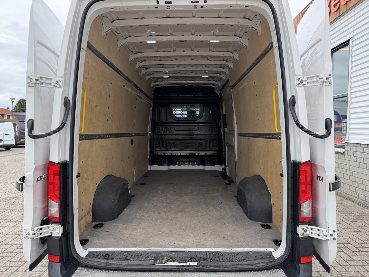 Volkswagen Crafter 35 2.0 TDI 140pk L4H3 ( voorheen L3H2 ) Comfortline / vaste prijs rijklaar € 19.950 ex btw / lease vanaf € 336 / euro 6 / bpm vrij / airco / 270 graden achterdeuren / achteruit rijcamera