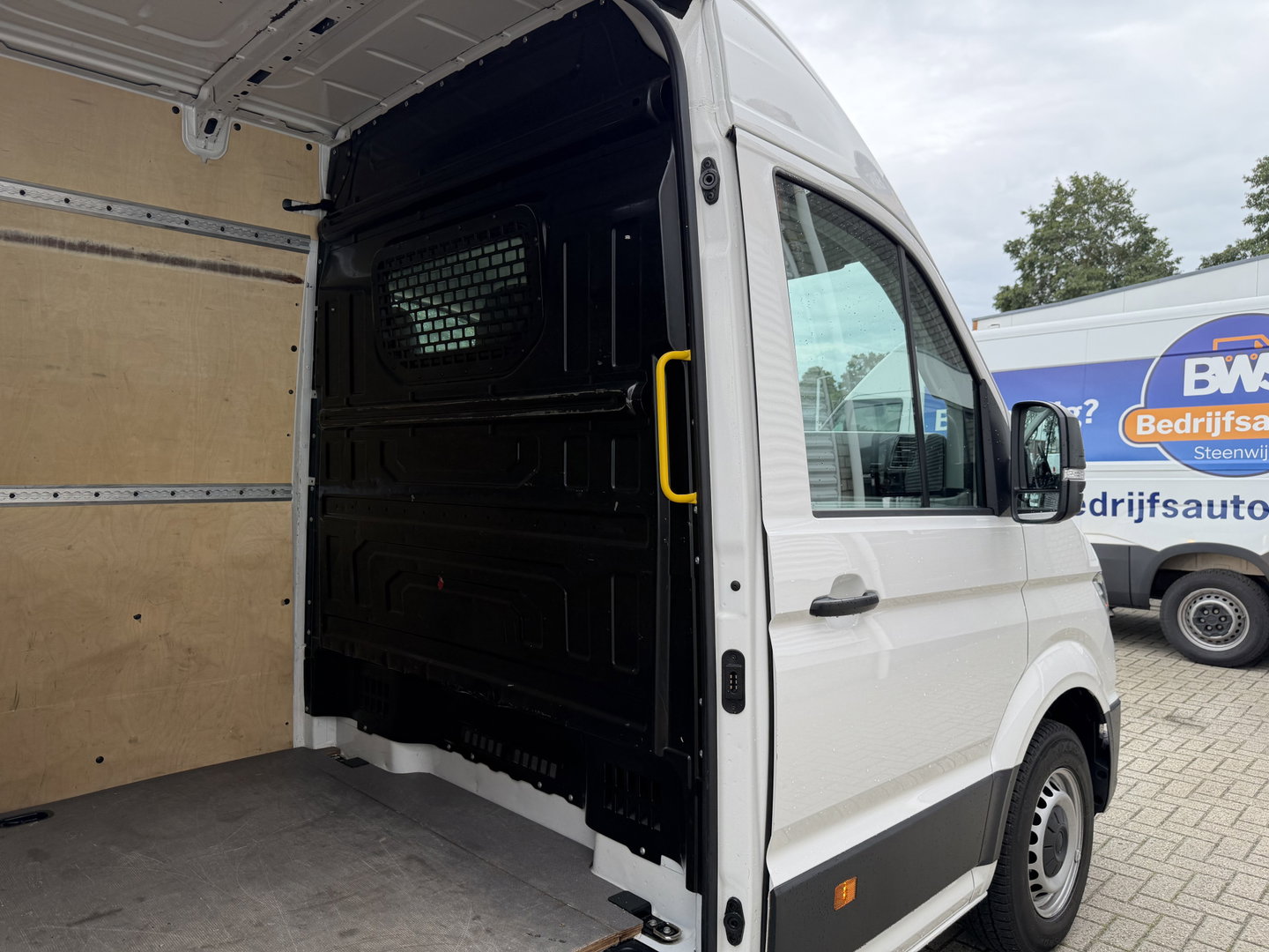 Volkswagen Crafter 35 2.0 TDI 140pk L4H3 ( voorheen L3H2 ) Comfortline / vaste prijs rijklaar € 19.950 ex btw / lease vanaf € 336 / euro 6 / bpm vrij / airco / 270 graden achterdeuren / achteruit rijcamera