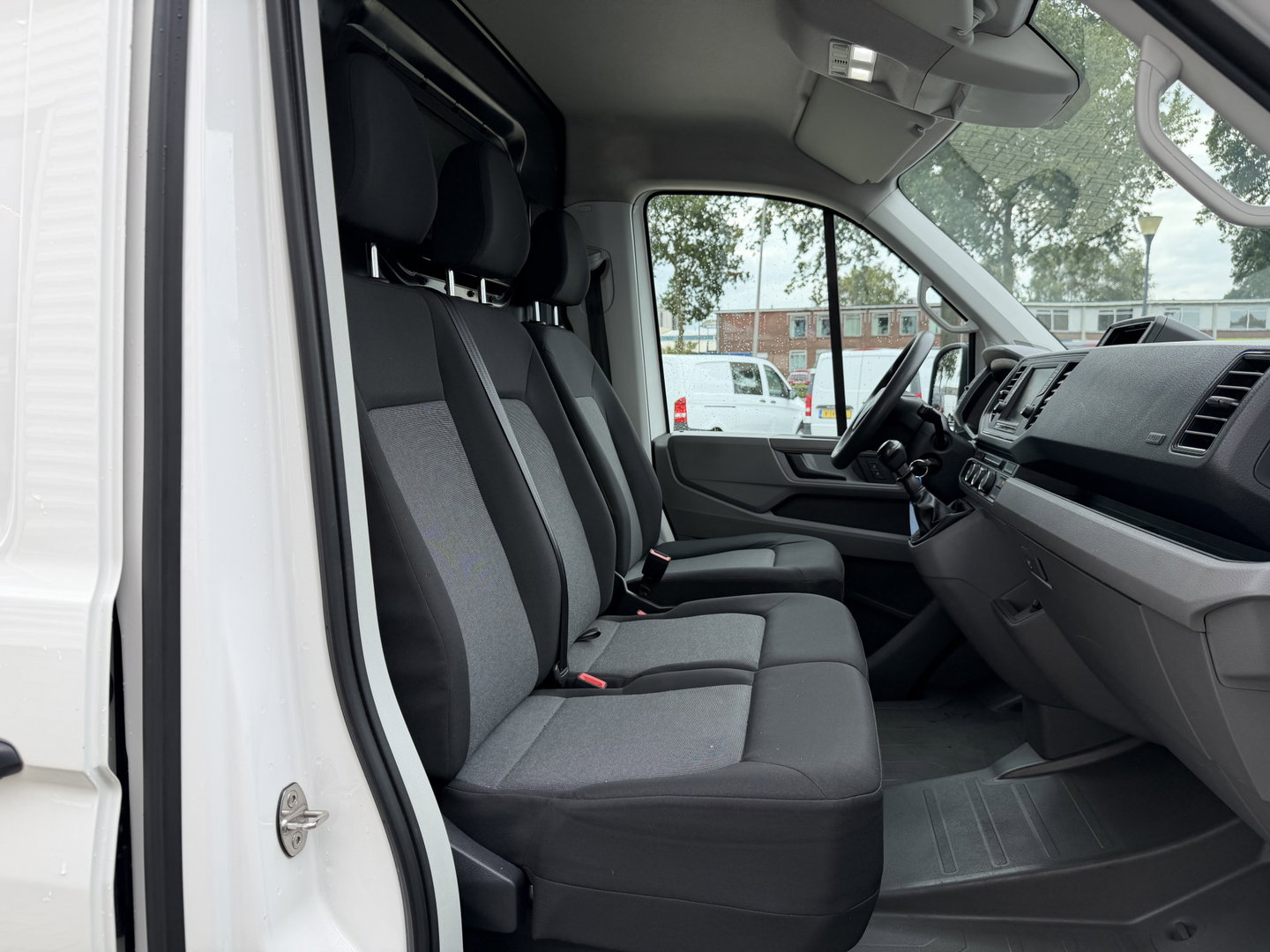 Volkswagen Crafter 35 2.0 TDI 140pk L4H3 ( voorheen L3H2 ) Comfortline / vaste prijs rijklaar € 19.950 ex btw / lease vanaf € 336 / euro 6 / bpm vrij / airco / 270 graden achterdeuren / achteruit rijcamera