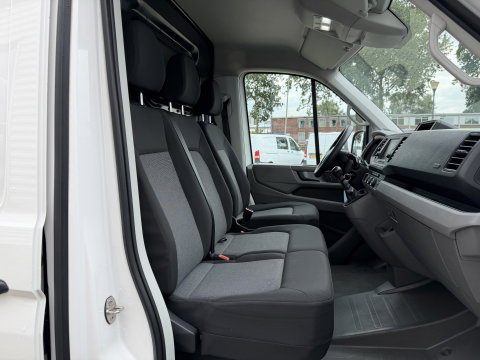 Volkswagen Crafter 35 2.0 TDI 140pk L4H3 ( voorheen L3H2 ) Comfortline / vaste prijs rijklaar € 19.950 ex btw / lease vanaf € 336 / euro 6 / bpm vrij / airco / 270 graden achterdeuren / achteruit rijcamera