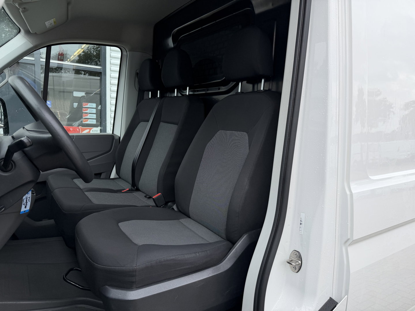 Volkswagen Crafter 35 2.0 TDI 140pk L4H3 ( voorheen L3H2 ) Comfortline / vaste prijs rijklaar € 19.950 ex btw / lease vanaf € 336 / euro 6 / bpm vrij / airco / 270 graden achterdeuren / achteruit rijcamera
