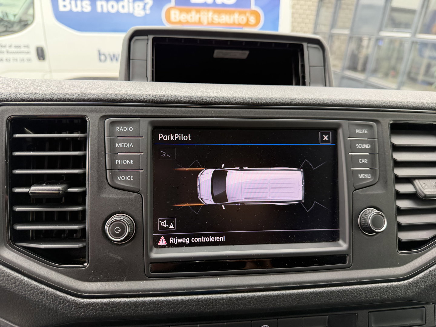 Volkswagen Crafter 35 2.0 TDI 140pk L4H3 ( voorheen L3H2 ) Comfortline / vaste prijs rijklaar € 19.950 ex btw / lease vanaf € 336 / euro 6 / bpm vrij / airco / 270 graden achterdeuren / achteruit rijcamera