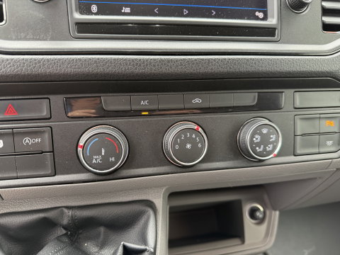 Volkswagen Crafter 35 2.0 TDI 140pk L4H3 ( voorheen L3H2 ) Comfortline / vaste prijs rijklaar € 19.950 ex btw / lease vanaf € 336 / euro 6 / bpm vrij / airco / 270 graden achterdeuren / achteruit rijcamera