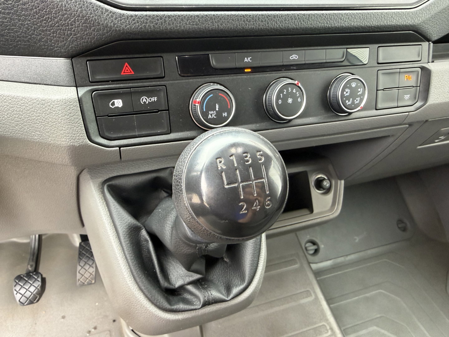 Volkswagen Crafter 35 2.0 TDI 140pk L4H3 ( voorheen L3H2 ) Comfortline / vaste prijs rijklaar € 19.950 ex btw / lease vanaf € 336 / euro 6 / bpm vrij / airco / 270 graden achterdeuren / achteruit rijcamera