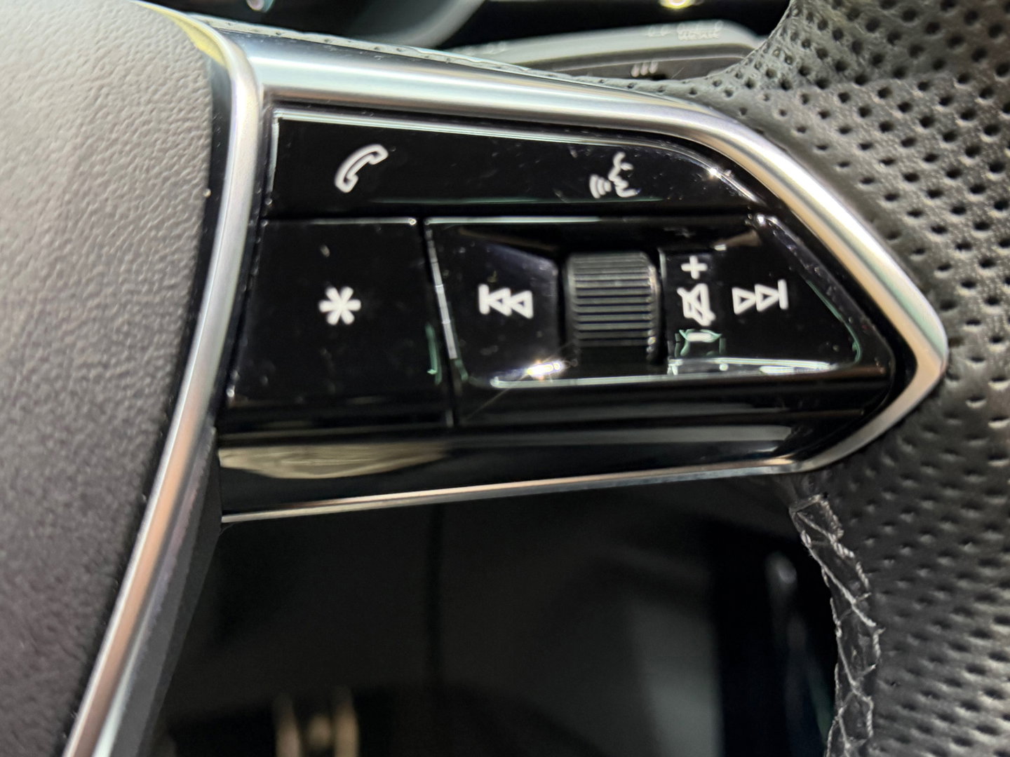 Audi Q8 e-tron SQ8 50 quattro S Edition 95 kWh,21"LM, Pano, Adaptive Cruise, 360, Trekhaak, Luchtvering, Leder