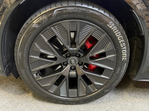 Audi Q8 e-tron SQ8 50 quattro S Edition 95 kWh,21"LM, Pano, Adaptive Cruise, 360, Trekhaak, Luchtvering, Leder