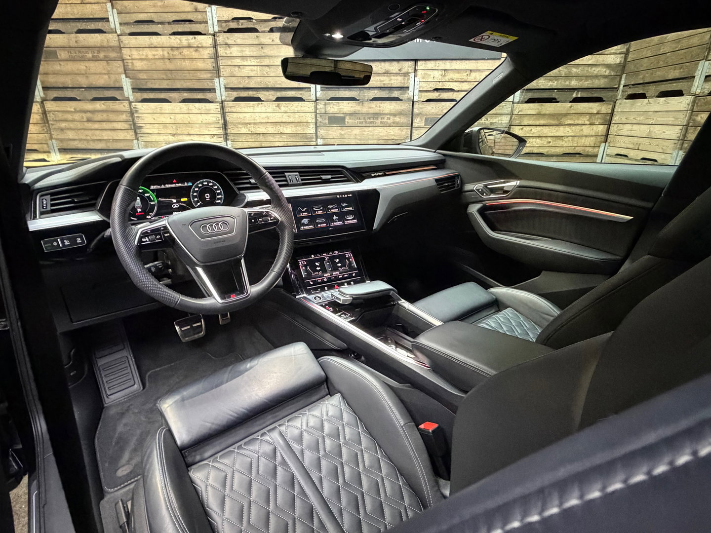 Audi Q8 e-tron SQ8 50 quattro S Edition 95 kWh,21"LM, Pano, Adaptive Cruise, 360, Trekhaak, Luchtvering, Leder