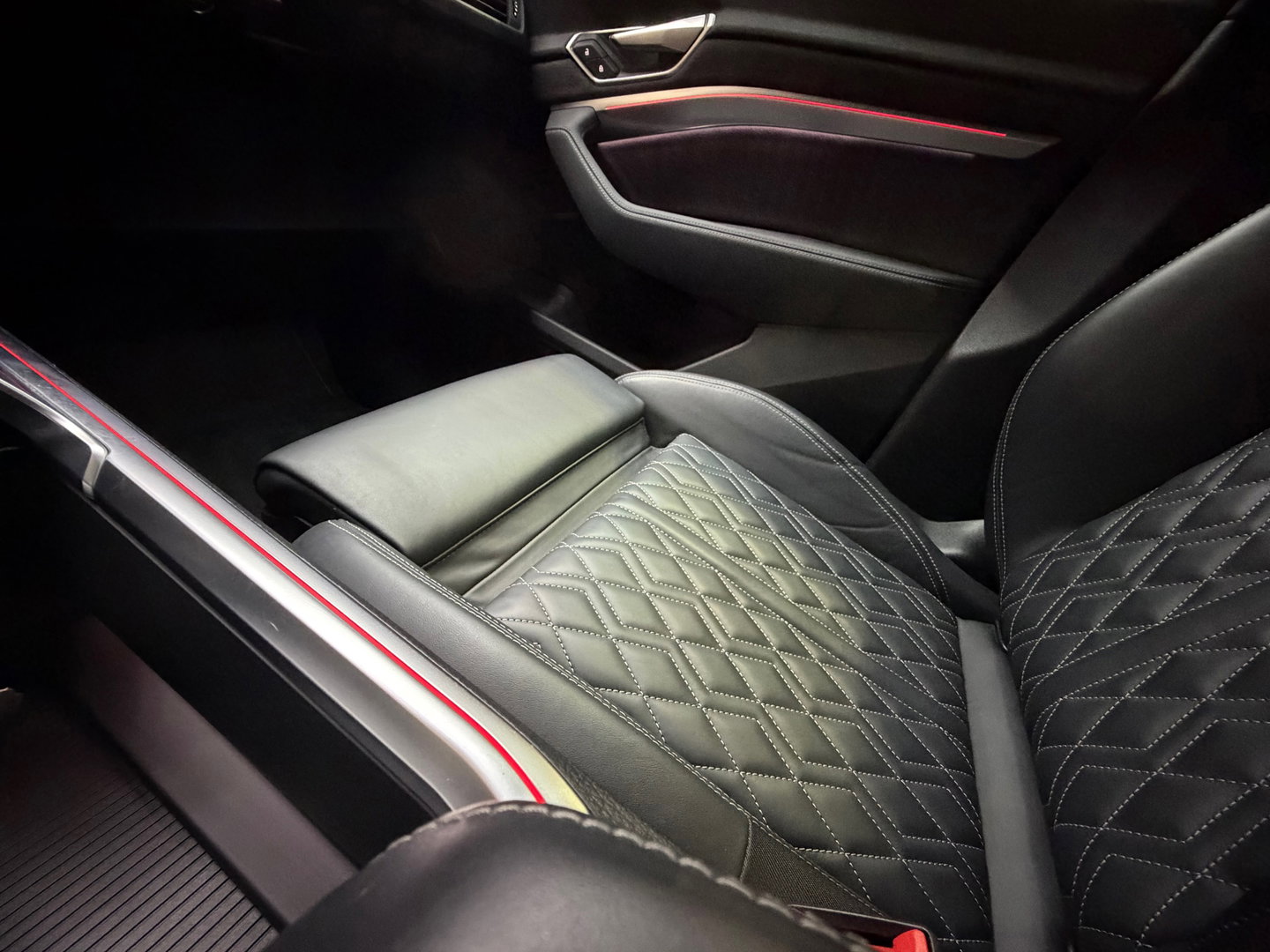 Audi Q8 e-tron SQ8 50 quattro S Edition 95 kWh,21"LM, Pano, Adaptive Cruise, 360, Trekhaak, Luchtvering, Leder