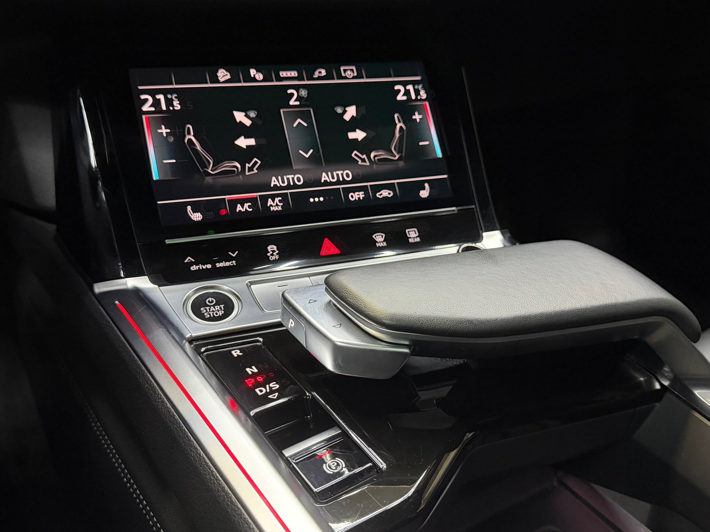 Audi Q8 e-tron SQ8 50 quattro S Edition 95 kWh,21"LM, Pano, Adaptive Cruise, 360, Trekhaak, Luchtvering, Leder