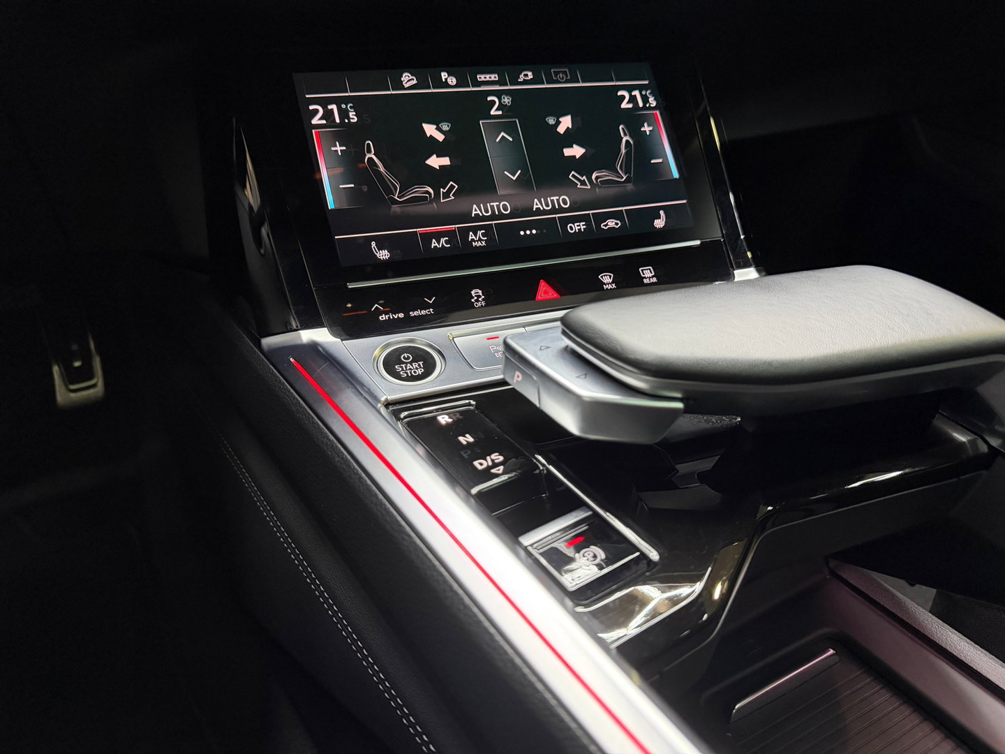 Audi Q8 e-tron SQ8 50 quattro S Edition 95 kWh,21"LM, Pano, Adaptive Cruise, 360, Trekhaak, Luchtvering, Leder