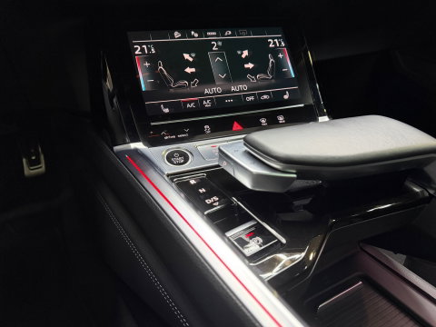 Audi Q8 e-tron SQ8 50 quattro S Edition 95 kWh,21"LM, Pano, Adaptive Cruise, 360, Trekhaak, Luchtvering, Leder