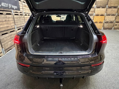 Audi Q8 e-tron SQ8 50 quattro S Edition 95 kWh,21"LM, Pano, Adaptive Cruise, 360, Trekhaak, Luchtvering, Leder