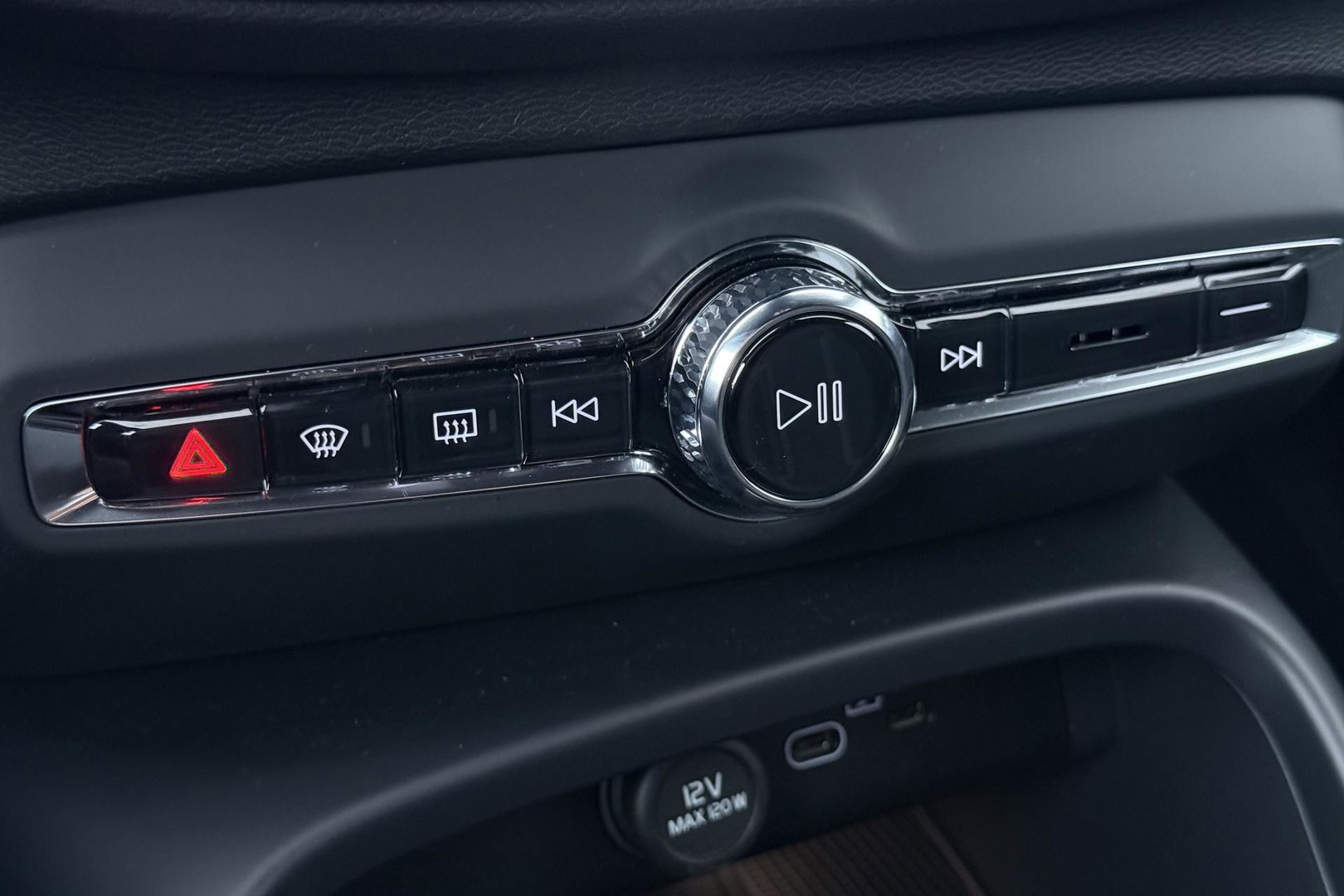 Volvo XC40 2.0 B3 Plus Black Edition | Harman/Kardon | 360° Camera | Pilot Assist | BLIS | Stoel+Stuurverwarming | Pixel-LED | Memory | ACC | 20 Inch