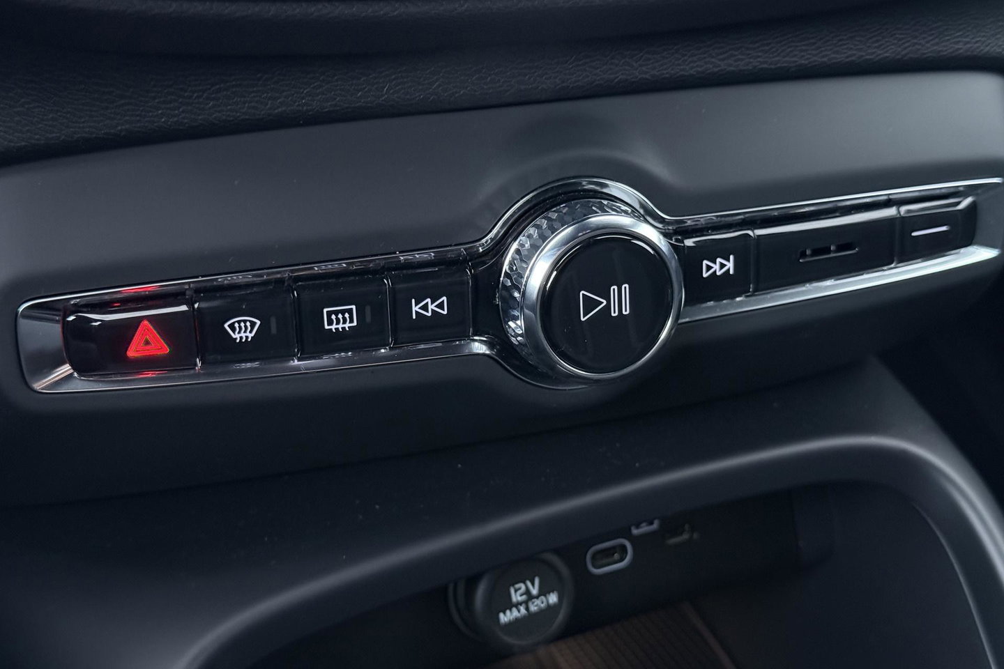 Volvo XC40 2.0 B3 Plus Black Edition | Harman/Kardon | 360° Camera | Pilot Assist | BLIS | Stoel+Stuurverwarming | Pixel-LED | Memory | ACC | 20 Inch
