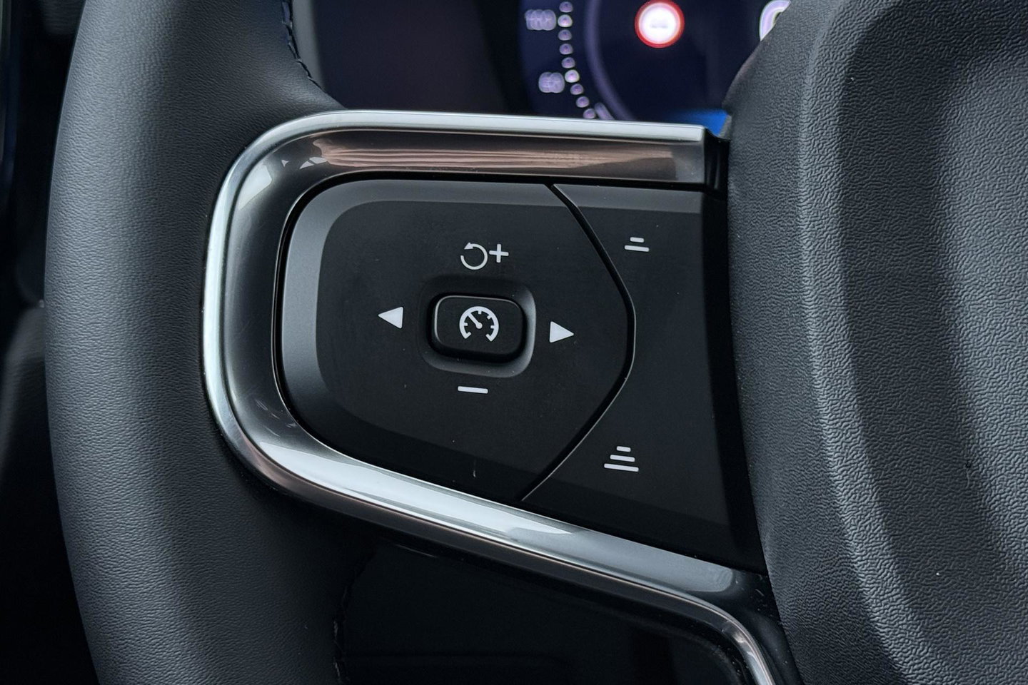 Volvo XC40 2.0 B3 Plus Black Edition | Harman/Kardon | 360° Camera | Pilot Assist | BLIS | Stoel+Stuurverwarming | Pixel-LED | Memory | ACC | 20 Inch