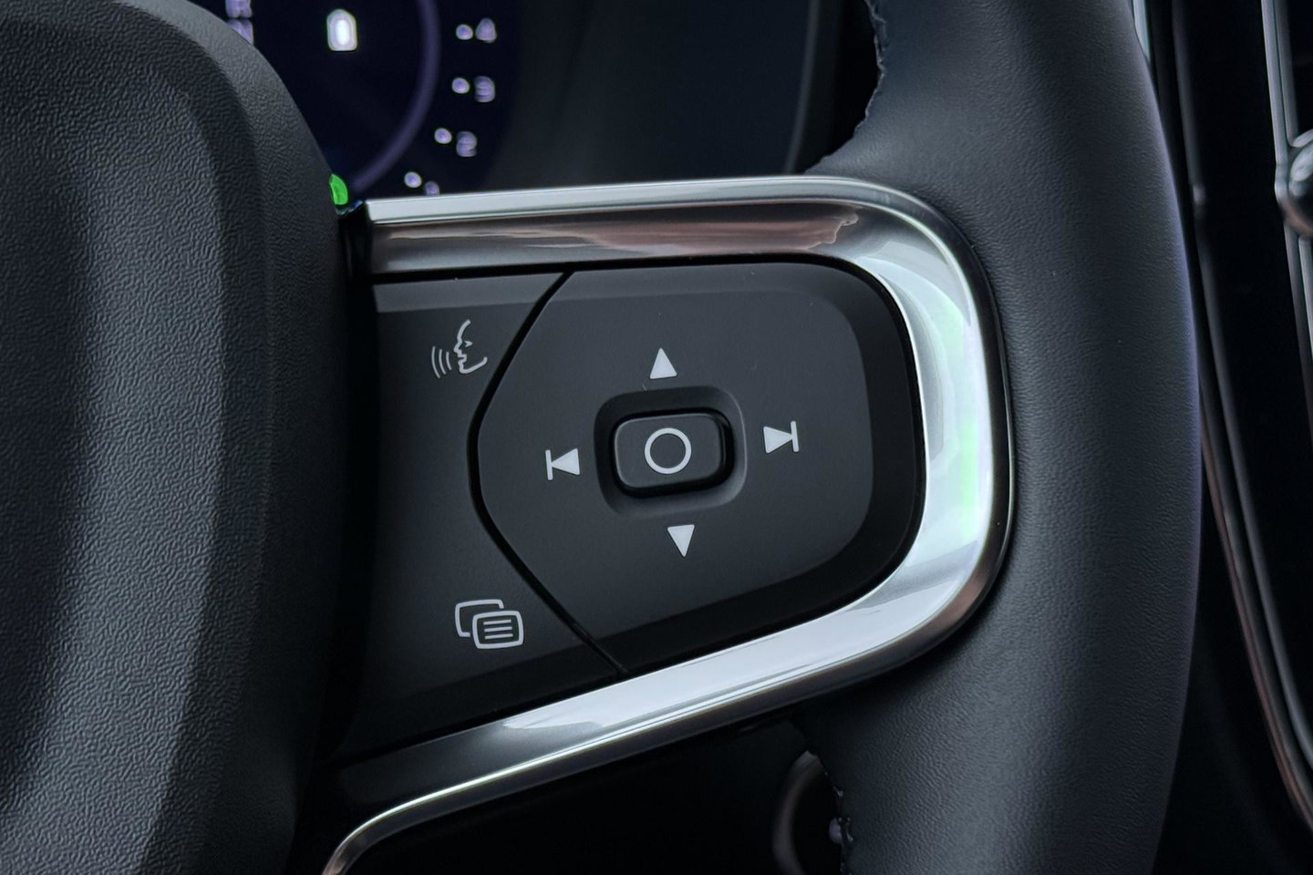 Volvo XC40 2.0 B3 Plus Black Edition | Harman/Kardon | 360° Camera | Pilot Assist | BLIS | Stoel+Stuurverwarming | Pixel-LED | Memory | ACC | 20 Inch