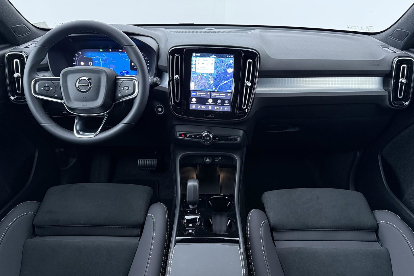 Volvo XC40 2.0 B3 Plus Black Edition | Harman/Kardon | 360° Camera | Pilot Assist | BLIS | Stoel+Stuurverwarming | Pixel-LED | Memory | ACC | 20 Inch