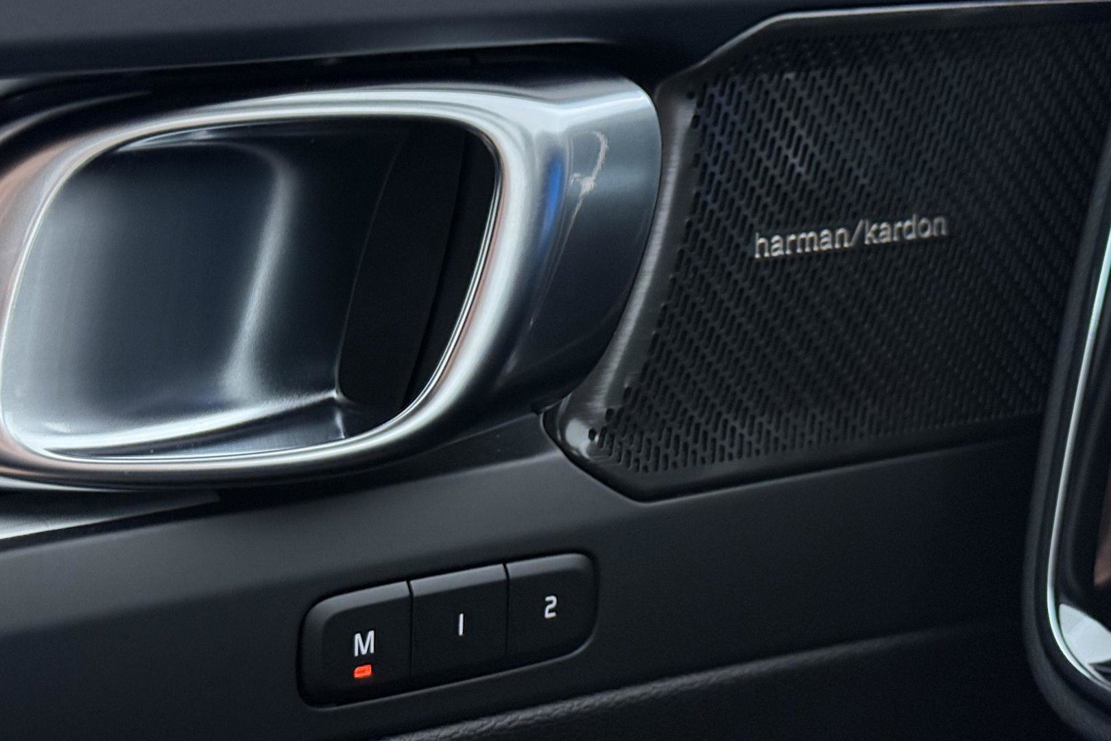 Volvo XC40 2.0 B3 Plus Black Edition | Harman/Kardon | 360° Camera | Pilot Assist | BLIS | Stoel+Stuurverwarming | Pixel-LED | Memory | ACC | 20 Inch