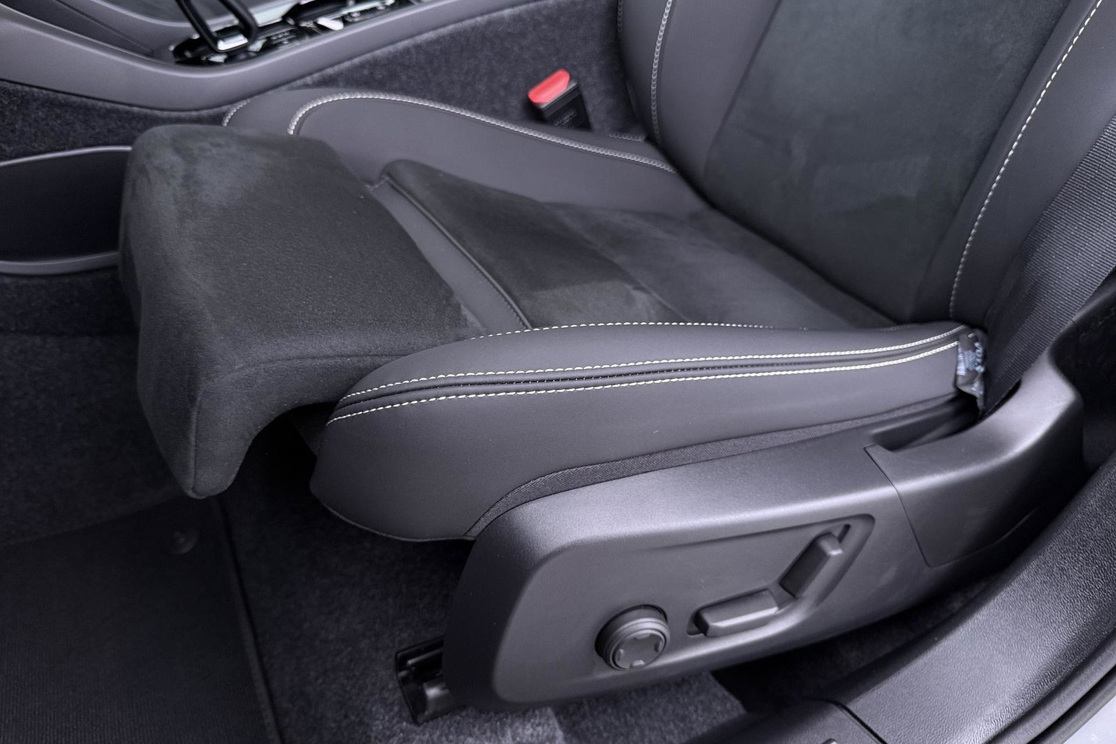 Volvo XC40 2.0 B3 Plus Black Edition | Harman/Kardon | 360° Camera | Pilot Assist | BLIS | Stoel+Stuurverwarming | Pixel-LED | Memory | ACC | 20 Inch