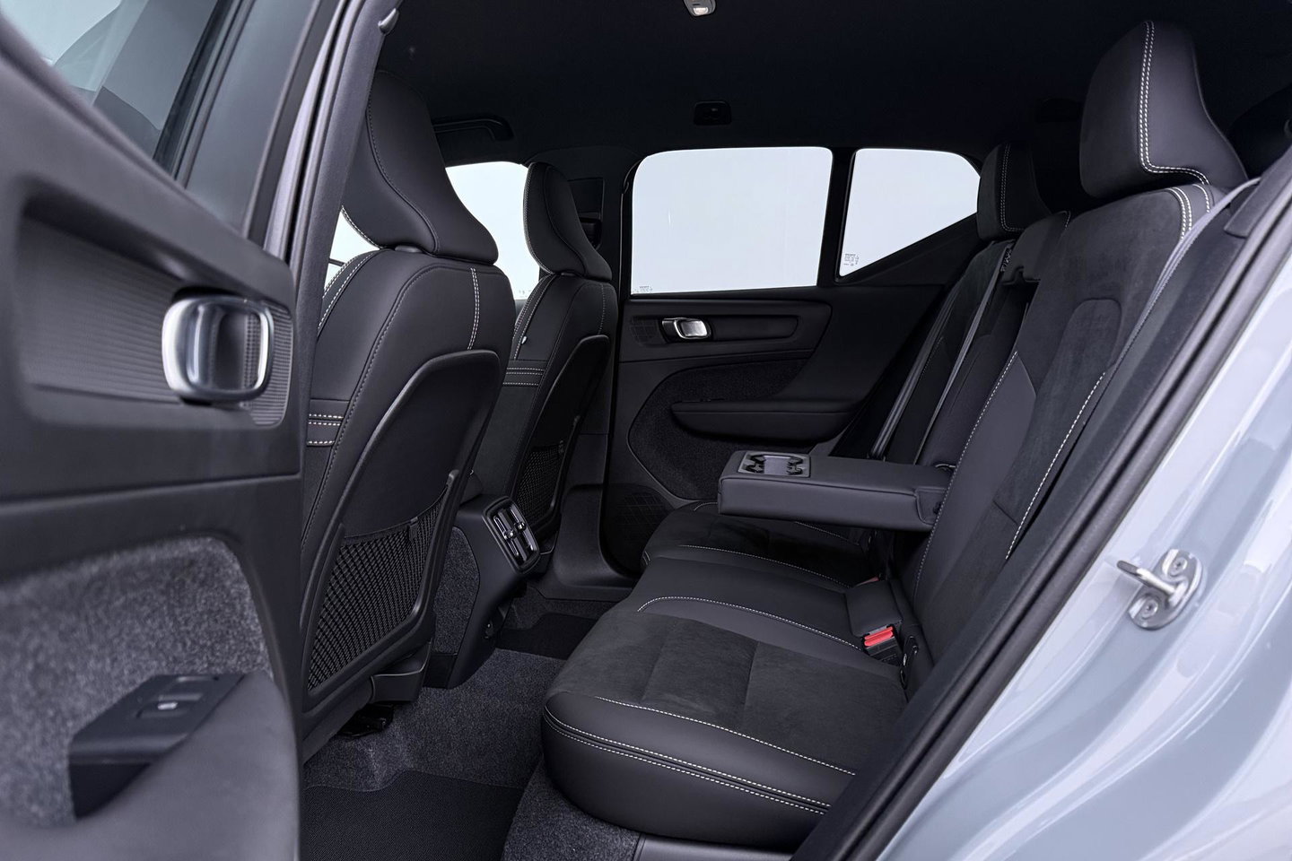 Volvo XC40 2.0 B3 Plus Black Edition | Harman/Kardon | 360° Camera | Pilot Assist | BLIS | Stoel+Stuurverwarming | Pixel-LED | Memory | ACC | 20 Inch