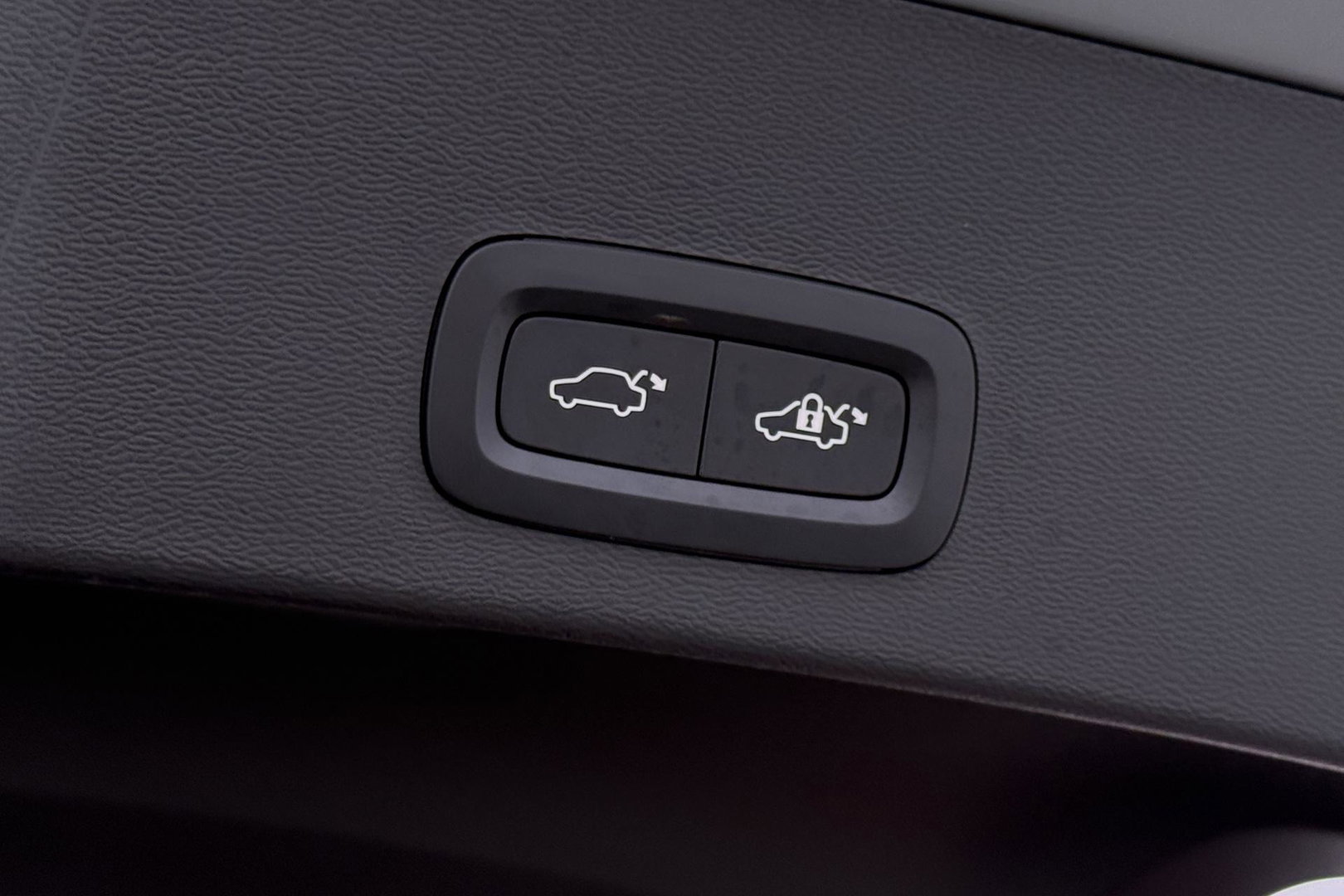 Volvo XC40 2.0 B3 Plus Black Edition | Harman/Kardon | 360° Camera | Pilot Assist | BLIS | Stoel+Stuurverwarming | Pixel-LED | Memory | ACC | 20 Inch