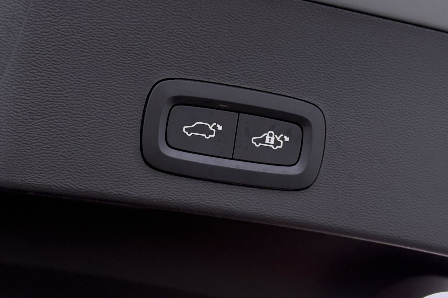 Volvo XC40 2.0 B3 Plus Black Edition | Harman/Kardon | 360° Camera | Pilot Assist | BLIS | Stoel+Stuurverwarming | Pixel-LED | Memory | ACC | 20 Inch
