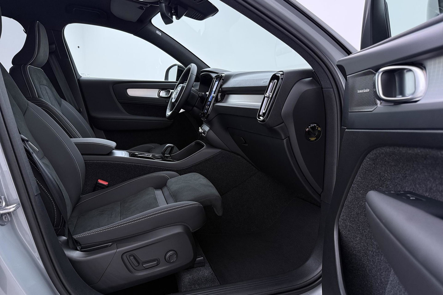 Volvo XC40 2.0 B3 Plus Black Edition | Harman/Kardon | 360° Camera | Pilot Assist | BLIS | Stoel+Stuurverwarming | Pixel-LED | Memory | ACC | 20 Inch
