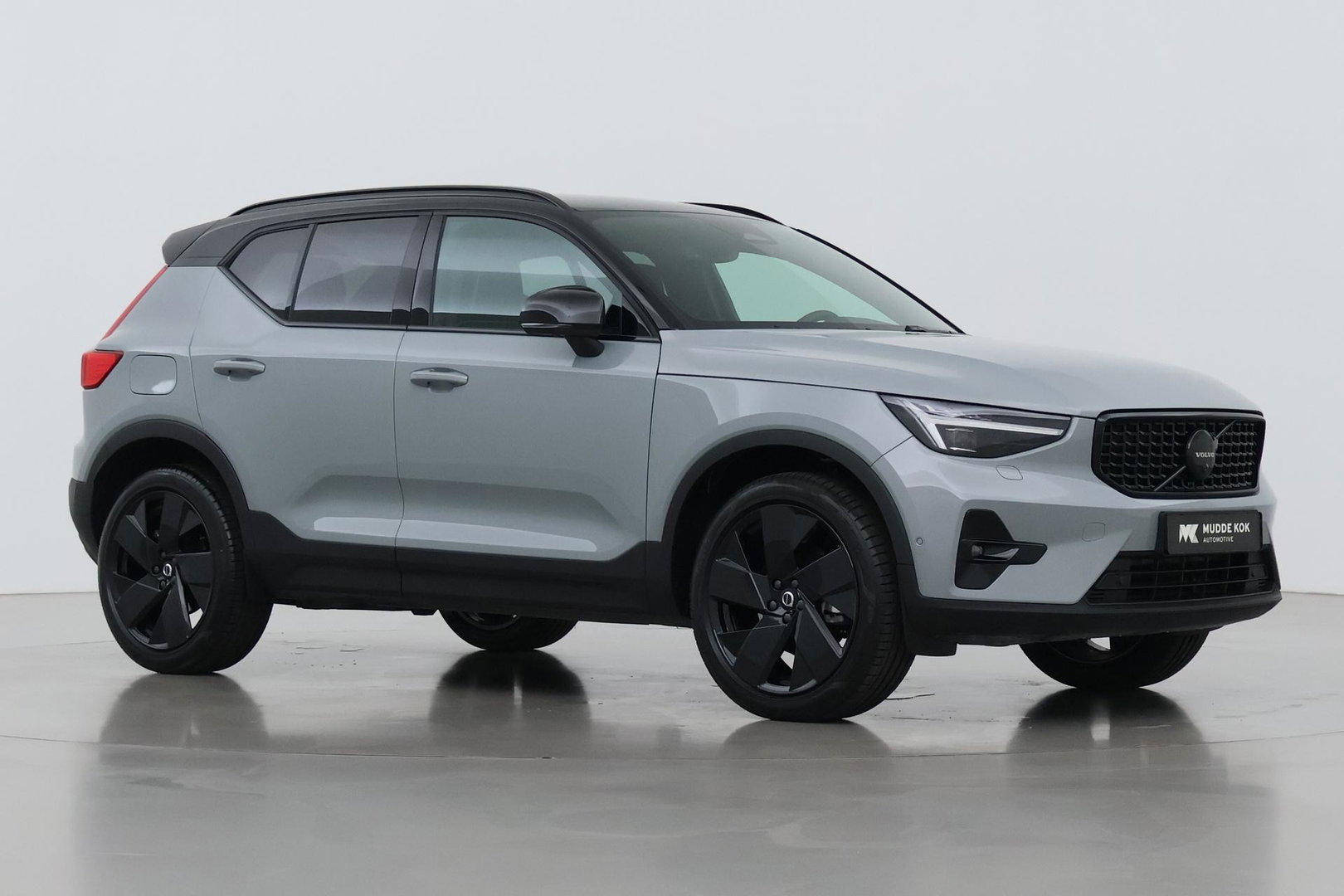 Volvo XC40 2.0 B3 Plus Black Edition | Harman/Kardon | 360° Camera | Pilot Assist | BLIS | Stoel+Stuurverwarming | Pixel-LED | Memory | ACC | 20 Inch