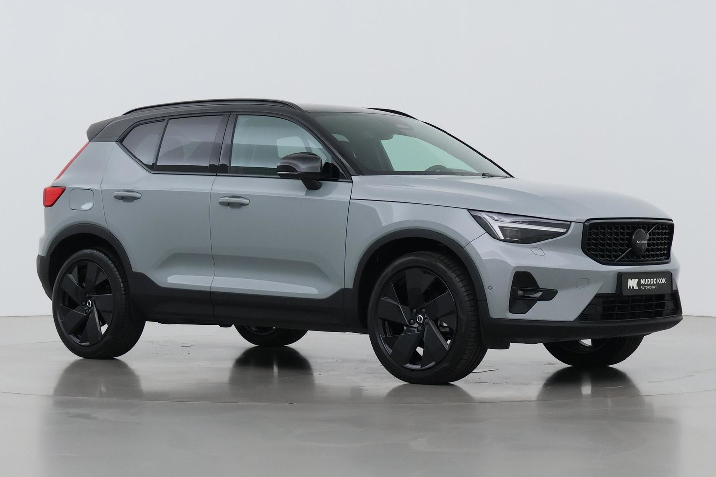Volvo XC40 2.0 B3 Plus Black Edition | Harman/Kardon | 360° Camera | Pilot Assist | BLIS | Stoel+Stuurverwarming | Pixel-LED | Memory | ACC | 20 Inch