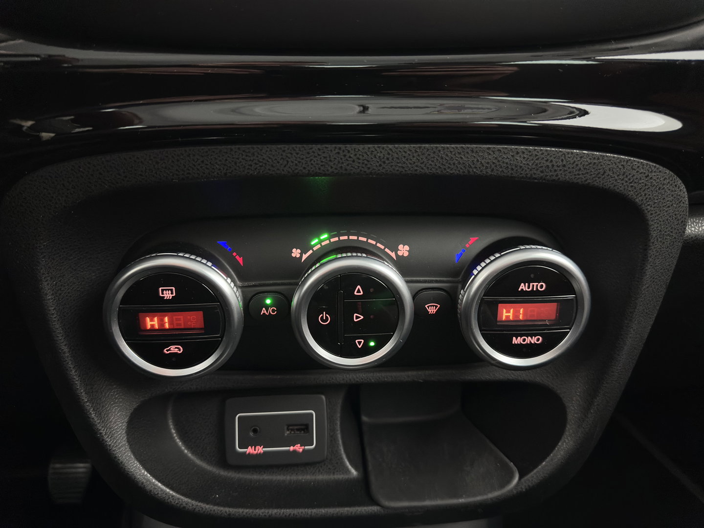 Fiat 500L Living 1.6 M-Jet Lounge *NAVI-FULLMAP | ALCANTARA-FABRIC | COMFORTSEATS | ECC | PDC | CRUISE | TOWBAR | 17''ALU*