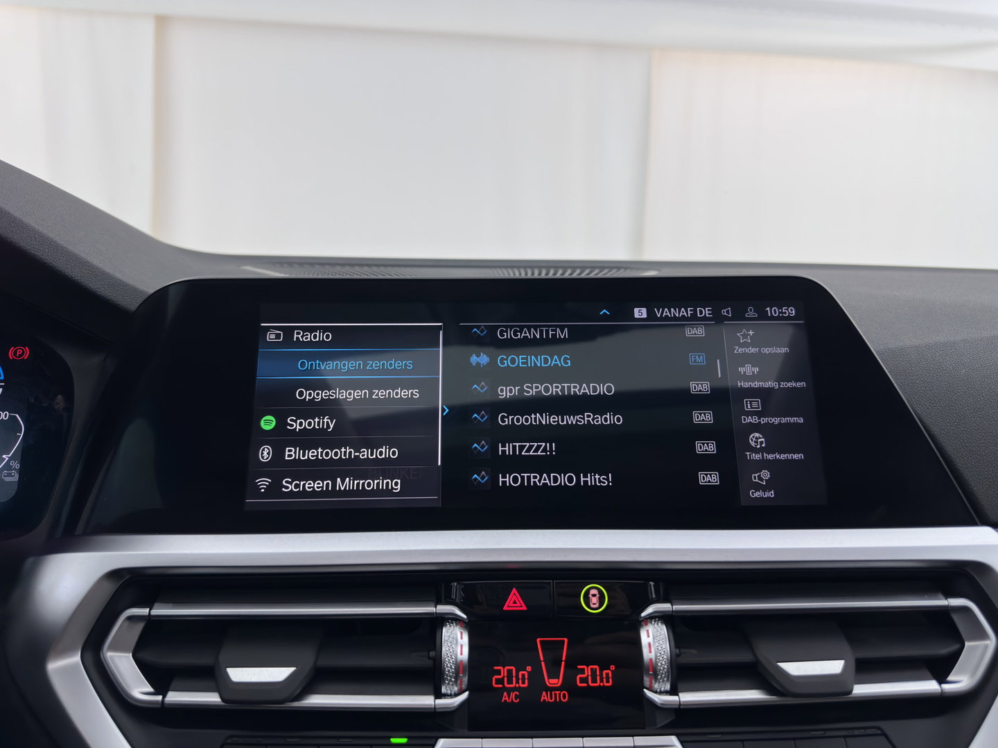 BMW 3 Serie Touring 320e Business Edition Plus (Plug-In) {SoH-93%} (INCL-BTW) Aut *PANO | LASER-LED | LEATHER | HEATED-SPORTSEATS | HIFI-SOUND | KEYLESS | DIGI-COCKPIT | NAVI-FULLMAP | DAB | AMBIENTLIGHT | PRIVACY-GLASS | ECC | PDC | CRUISE | TOWBAR | 17"ALU