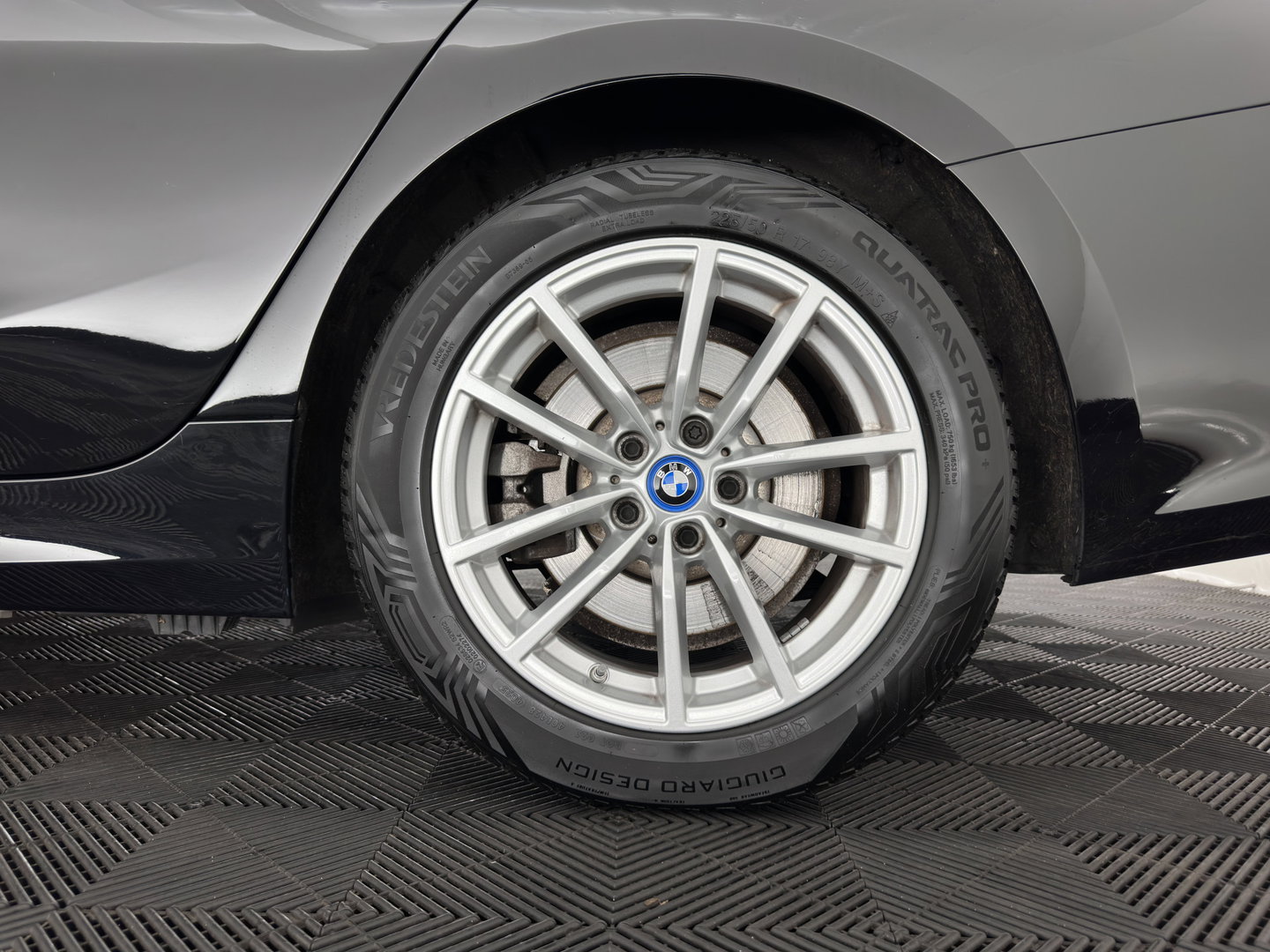 BMW 3 Serie Touring 320e Business Edition Plus (Plug-In) {SoH-93%} (INCL-BTW) Aut *PANO | LASER-LED | LEATHER | HEATED-SPORTSEATS | HIFI-SOUND | KEYLESS | DIGI-COCKPIT | NAVI-FULLMAP | DAB | AMBIENTLIGHT | PRIVACY-GLASS | ECC | PDC | CRUISE | TOWBAR | 17"ALU