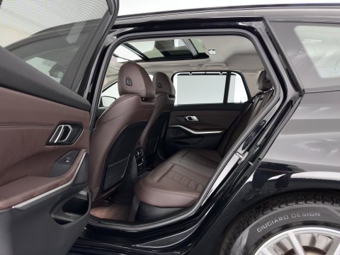 BMW 3 Serie Touring 320e Business Edition Plus (Plug-In) {SoH-93%} (INCL-BTW) Aut *PANO | LASER-LED | LEATHER | HEATED-SPORTSEATS | HIFI-SOUND | KEYLESS | DIGI-COCKPIT | NAVI-FULLMAP | DAB | AMBIENTLIGHT | PRIVACY-GLASS | ECC | PDC | CRUISE | TOWBAR | 17"ALU