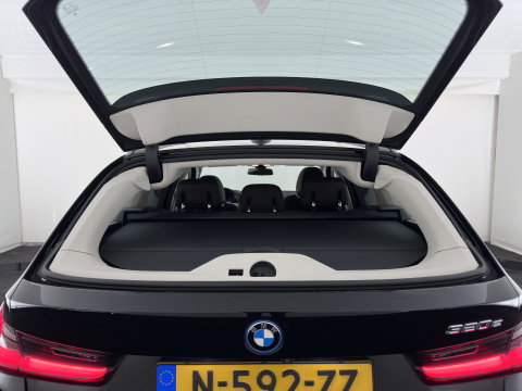 BMW 3 Serie Touring 320e Business Edition Plus (Plug-In) {SoH-93%} (INCL-BTW) Aut *PANO | LASER-LED | LEATHER | HEATED-SPORTSEATS | HIFI-SOUND | KEYLESS | DIGI-COCKPIT | NAVI-FULLMAP | DAB | AMBIENTLIGHT | PRIVACY-GLASS | ECC | PDC | CRUISE | TOWBAR | 17"ALU