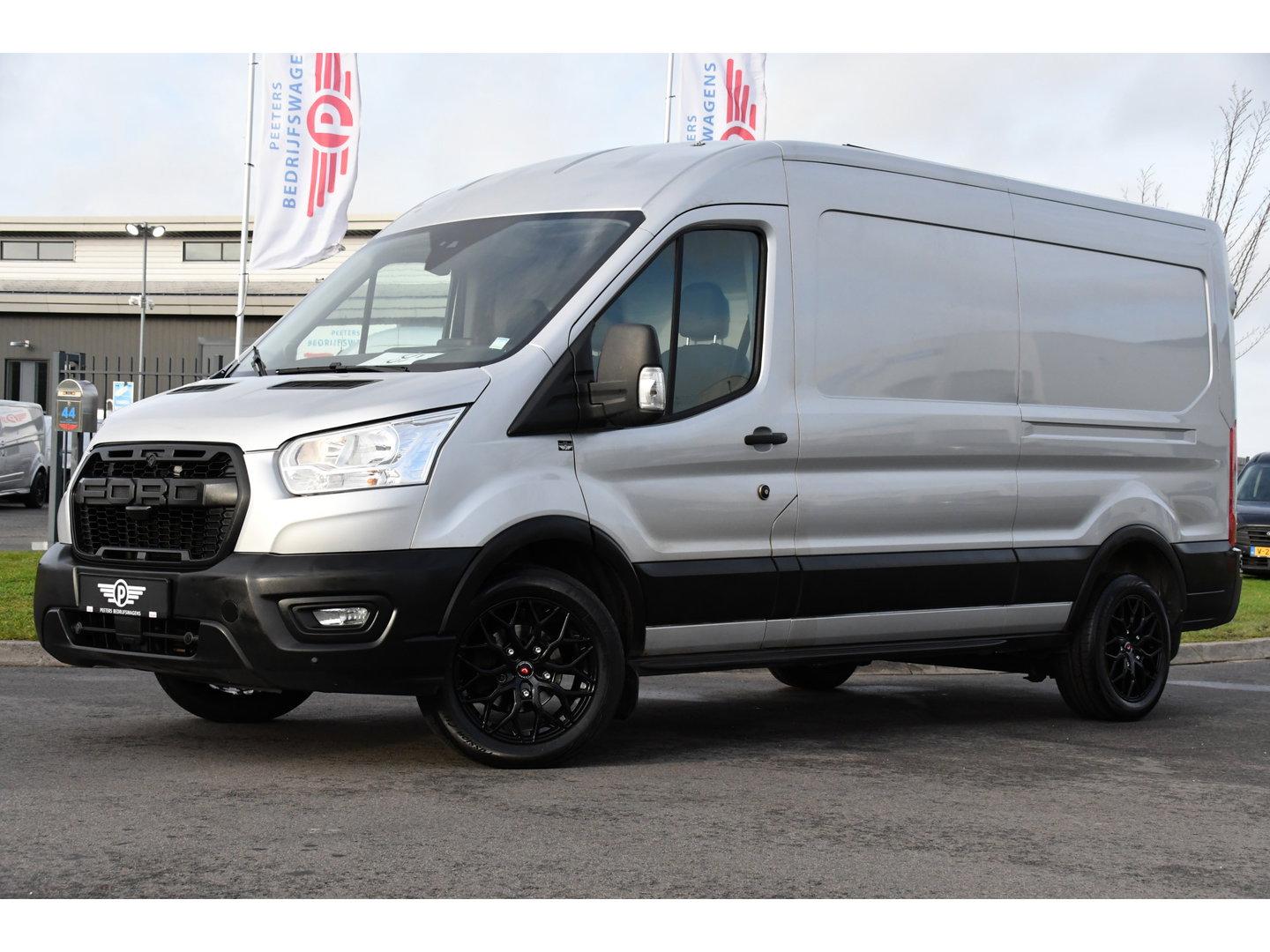 Ford Transit 350 2.0 TDCI L3H2 Raptor Edition Camera, Cruise, Carplay, 170pk, Trekhaak, Multimedia, Sensoren, Uniek!