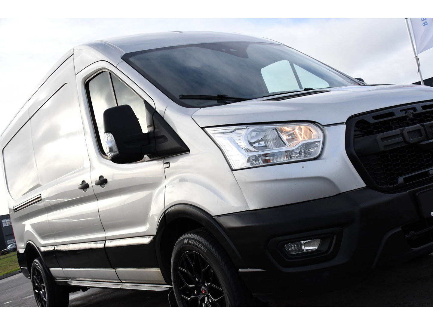 Ford Transit 350 2.0 TDCI L3H2 Raptor Edition Camera, Cruise, Carplay, 170pk, Trekhaak, Multimedia, Sensoren, Uniek!