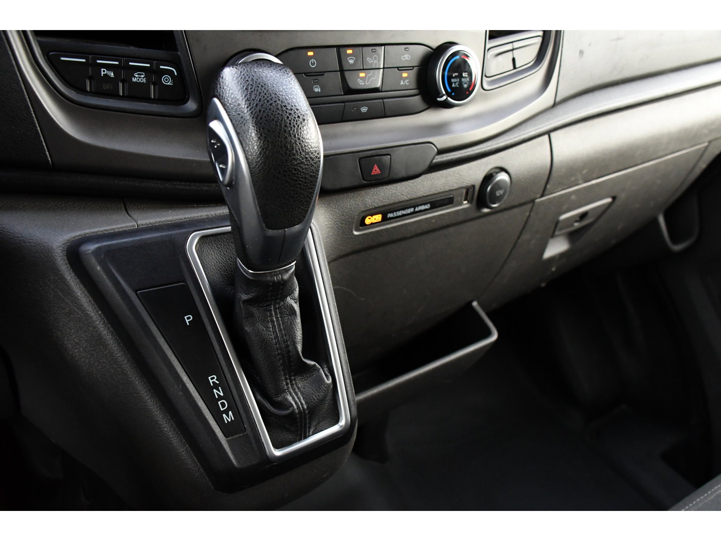 Ford Transit 350 2.0 TDCI L3H2 Raptor Edition Camera, Cruise, Carplay, 170pk, Trekhaak, Multimedia, Sensoren, Uniek!