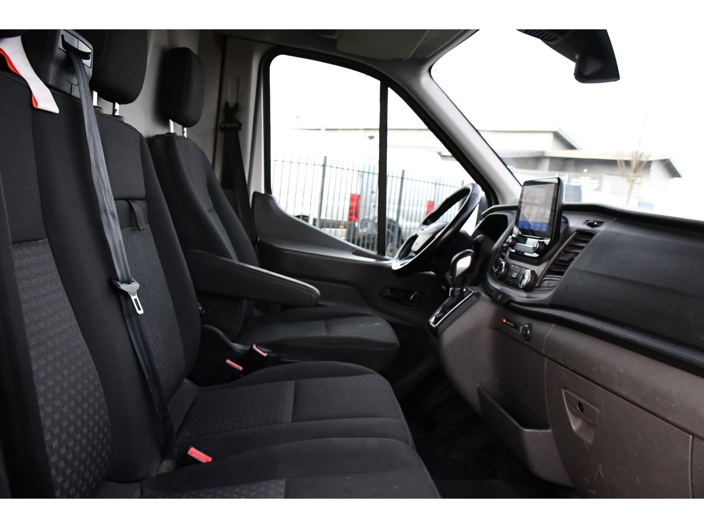 Ford Transit 350 2.0 TDCI L3H2 Raptor Edition Camera, Cruise, Carplay, 170pk, Trekhaak, Multimedia, Sensoren, Uniek!