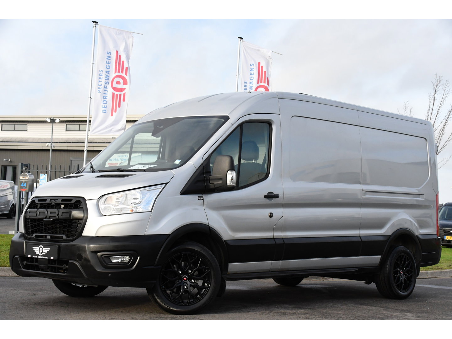 Ford Transit 350 2.0 TDCI L3H2 Raptor Edition Camera, Cruise, Carplay, 170pk, Trekhaak, Multimedia, Sensoren, Uniek!