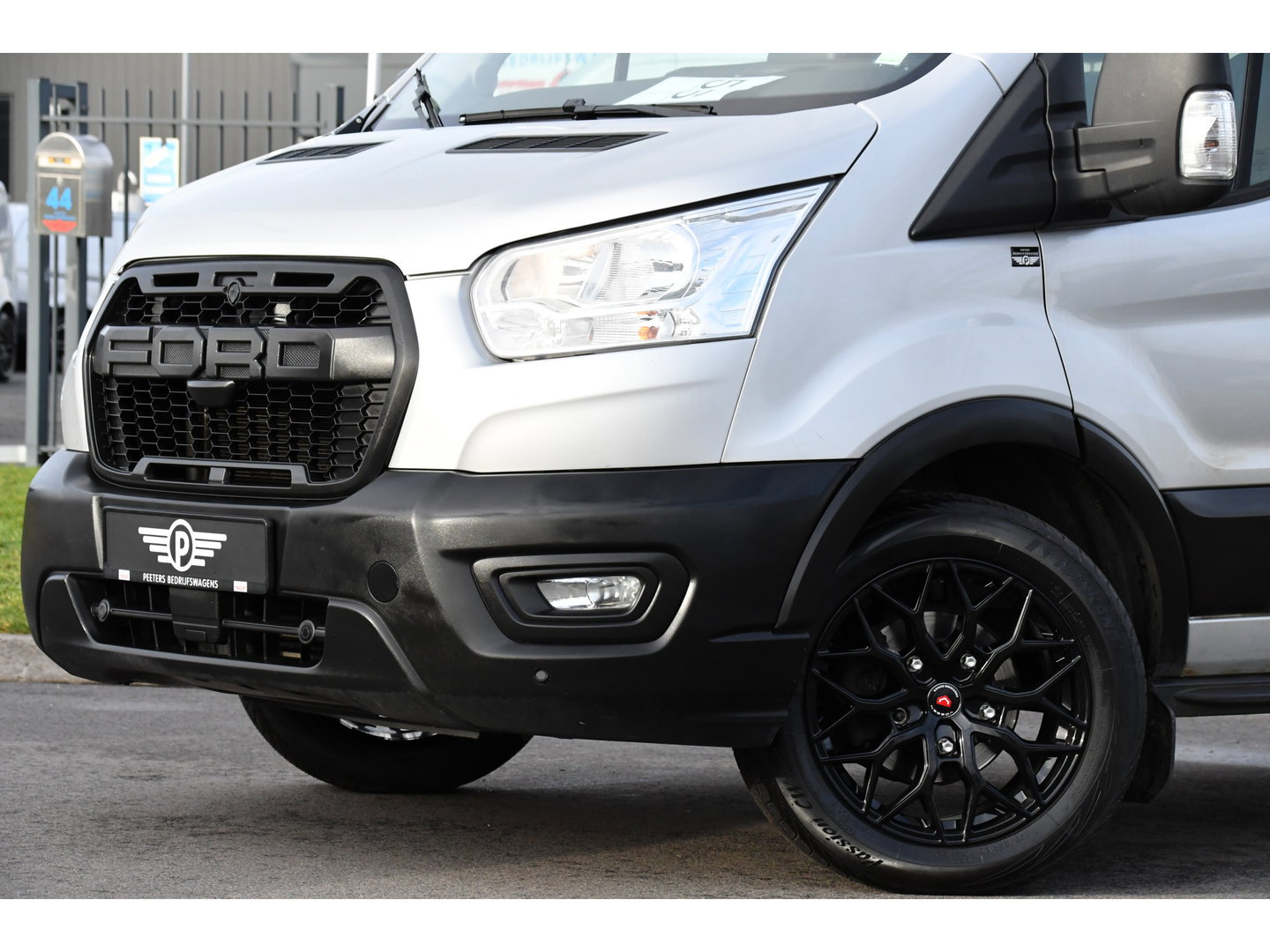 Ford Transit 350 2.0 TDCI L3H2 Raptor Edition Camera, Cruise, Carplay, 170pk, Trekhaak, Multimedia, Sensoren, Uniek!