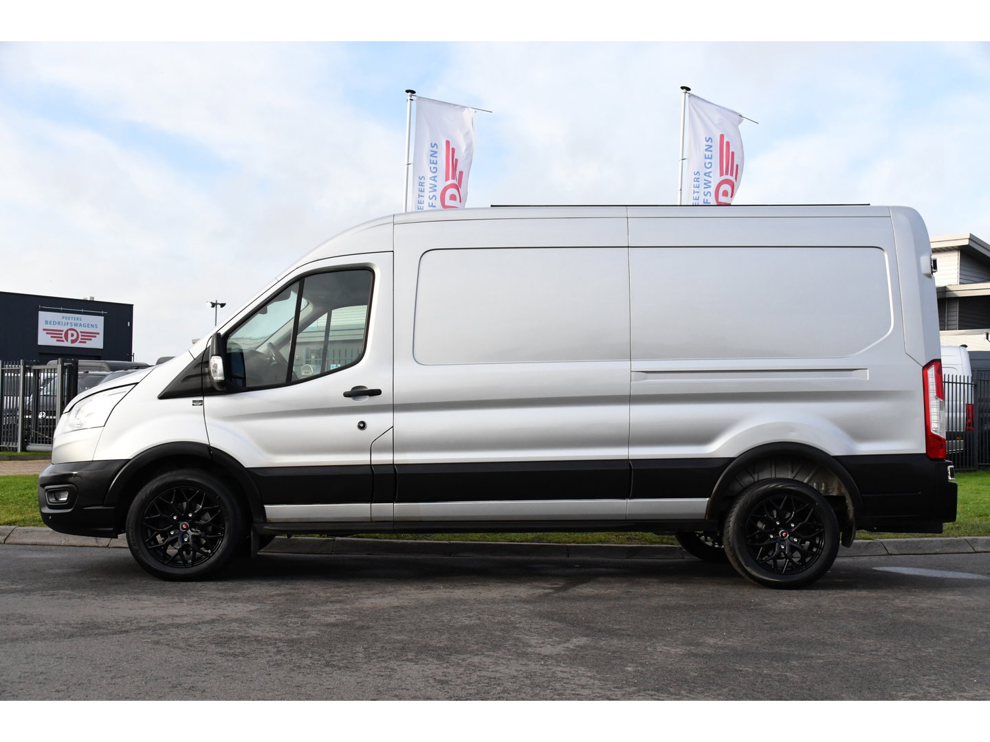 Ford Transit 350 2.0 TDCI L3H2 Raptor Edition Camera, Cruise, Carplay, 170pk, Trekhaak, Multimedia, Sensoren, Uniek!
