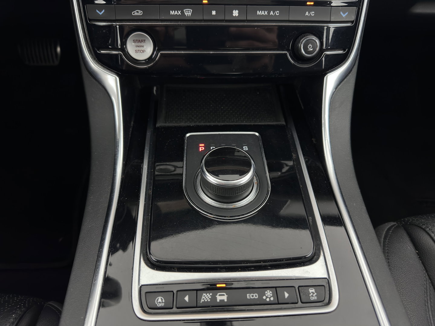Jaguar XF 2.0d Prestige *AUT | LEATHER | XENON | SPORTSEATS | CAMERA | PRIVACY-GLASS | SHIFTPADDLES | NAVI-FULLMAP | ECC | PDC | CRUISE | 19''ALU*