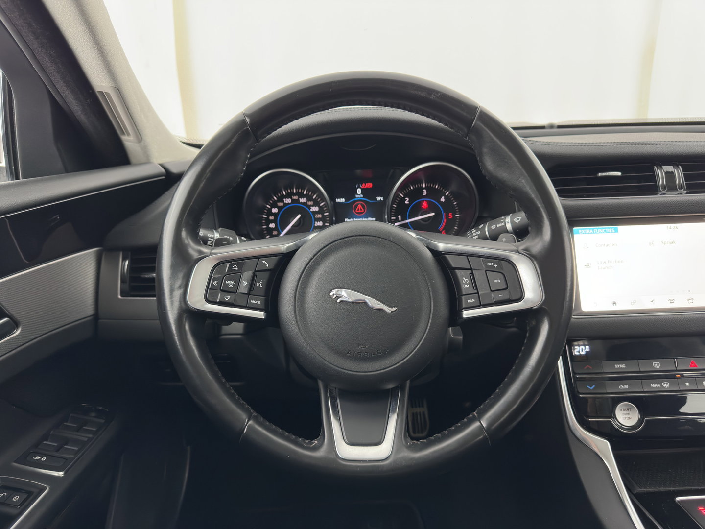 Jaguar XF 2.0d Prestige *AUT | LEATHER | XENON | SPORTSEATS | CAMERA | PRIVACY-GLASS | SHIFTPADDLES | NAVI-FULLMAP | ECC | PDC | CRUISE | 19''ALU*