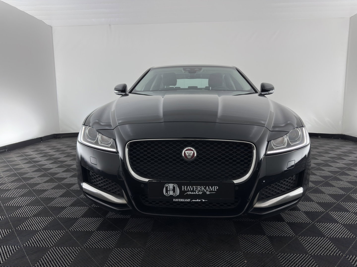 Jaguar XF 2.0d Prestige *AUT | LEATHER | XENON | SPORTSEATS | CAMERA | PRIVACY-GLASS | SHIFTPADDLES | NAVI-FULLMAP | ECC | PDC | CRUISE | 19''ALU*