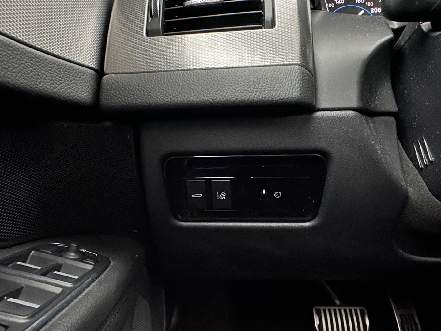 Jaguar XF 2.0d Prestige *AUT | LEATHER | XENON | SPORTSEATS | CAMERA | PRIVACY-GLASS | SHIFTPADDLES | NAVI-FULLMAP | ECC | PDC | CRUISE | 19''ALU*