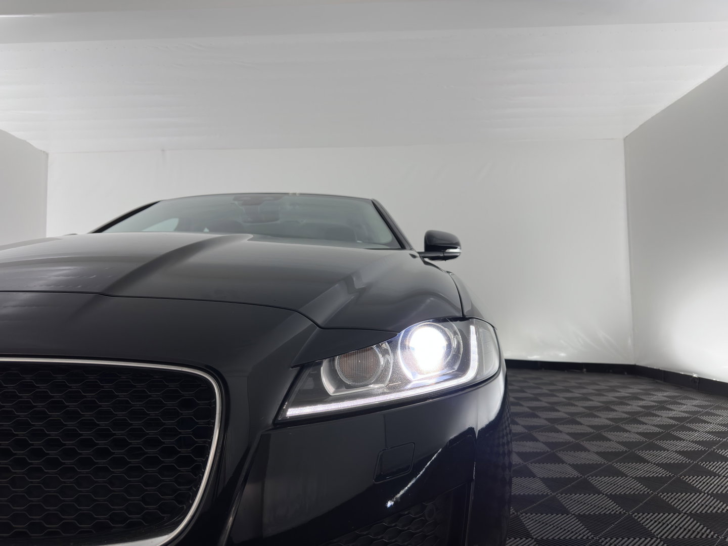 Jaguar XF 2.0d Prestige *AUT | LEATHER | XENON | SPORTSEATS | CAMERA | PRIVACY-GLASS | SHIFTPADDLES | NAVI-FULLMAP | ECC | PDC | CRUISE | 19''ALU*